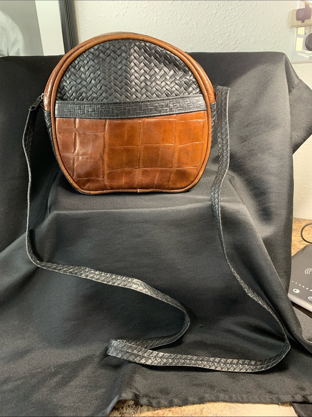 Vintage Noble Handbags Inc Round Crossbody Bag Brown Croc Black Woven Like New